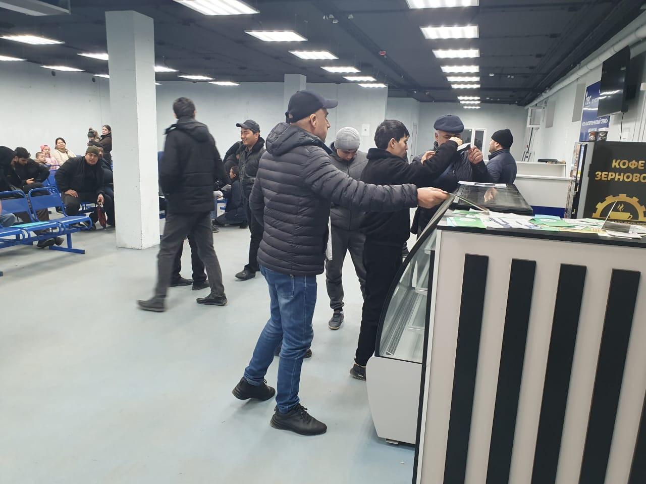 Представитель Миннаца встретился с иностранными гражданами, осуществляющими трудовую деятельность на территории республики